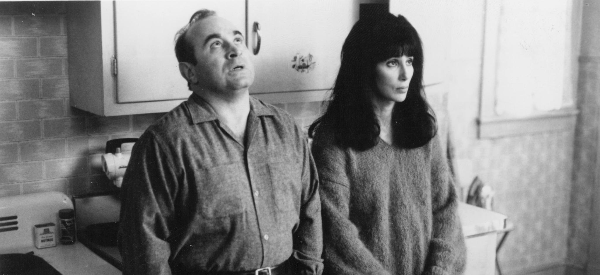 picture-of-cher-and-bob-hoskins-in-mermaids-1990--large-picture
