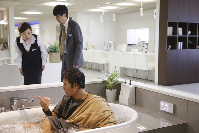 Abe Hiroshi-Lucius alla scoperta dei sanitari moderni