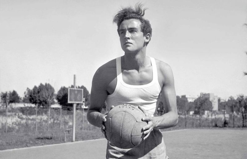 Un giovane Vittorio Gassman mentre gioca a basket