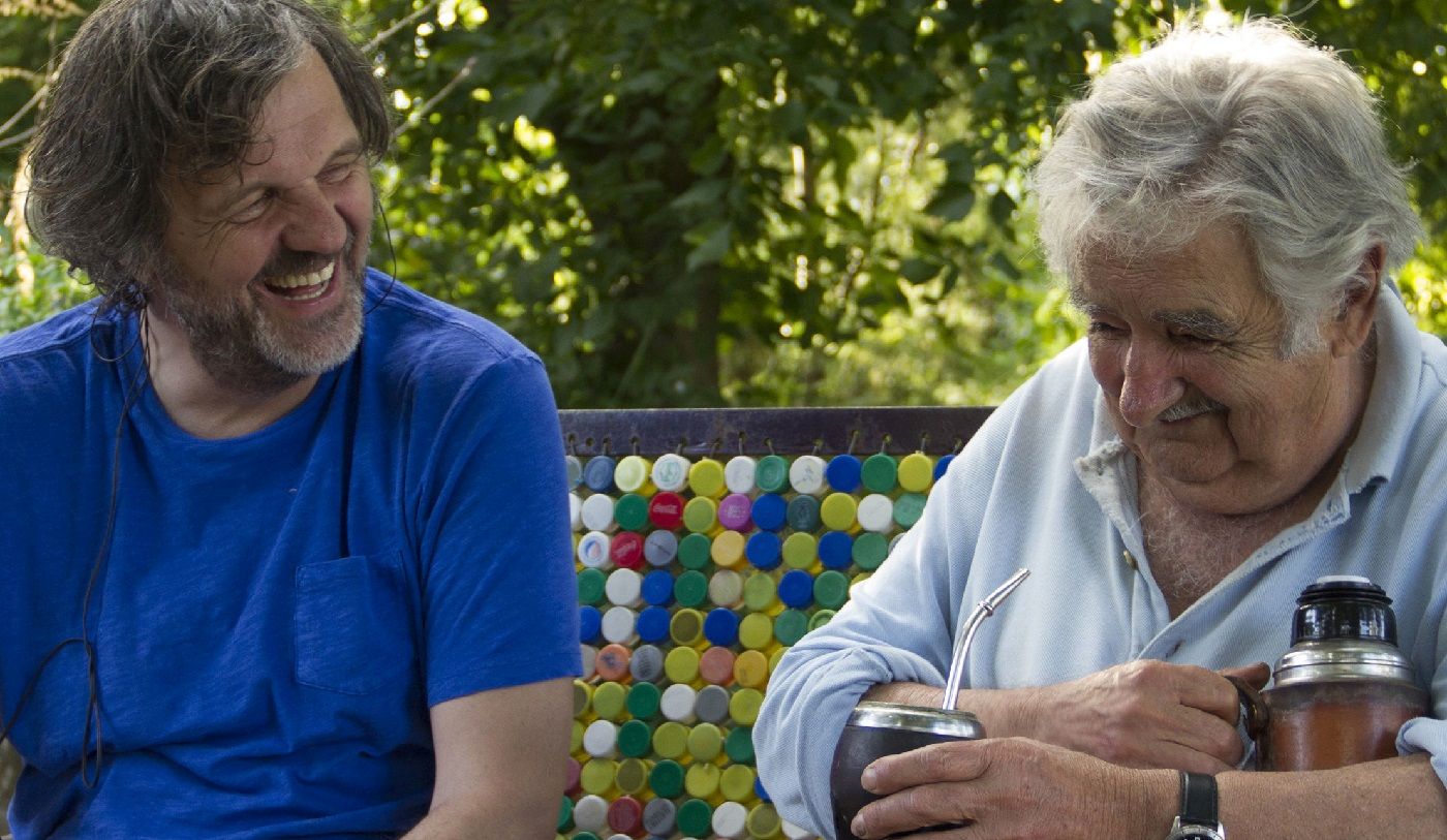 MV01. MONTEVIDEO (URUGUAY), 25/07/2018.- Fotografía sin fecha específica cedida por la productora K&S Films hoy, miércoles 25 de julio de 2018, muestra al director serbio Emir Kusturica (i) durante una charla con el expresidente de Uruguay José Mujica (d), en un banco del jardín de la chacra de Mujica, en Montevideo (Uruguay). Kusturica estrenará en el próximo Festival de Venecia (Italia) su documental "El Pepe, una vida suprema", sobre Mujica, informó hoy la productora de la película. Kusturica, que entre sus premios tiene la Palma de Oro del Festival de Cannes (Francia) de 1985 y 1995, comenzó en Uruguay el rodaje de este documental en abril de 2013 y grabó hasta el primero abril de 2015, fecha en la que Mujica fue relevado como presidente por Tabaré Vázquez. EFE/K&S Flims/SOLO USO EDITORIAL/NO VENTAS