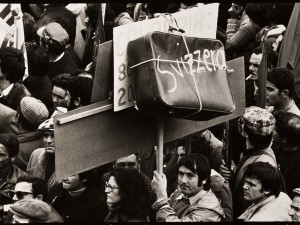 Mimmo Jodice
Napoli, Manifestazione a Piazza Garibaldi / Naples,
Demonstration in Piazza Garibaldi, 1967
Stampa ai sali d’argento / Gelatin silver print, 19,3 x 29 cm
© Mimmo Jodice