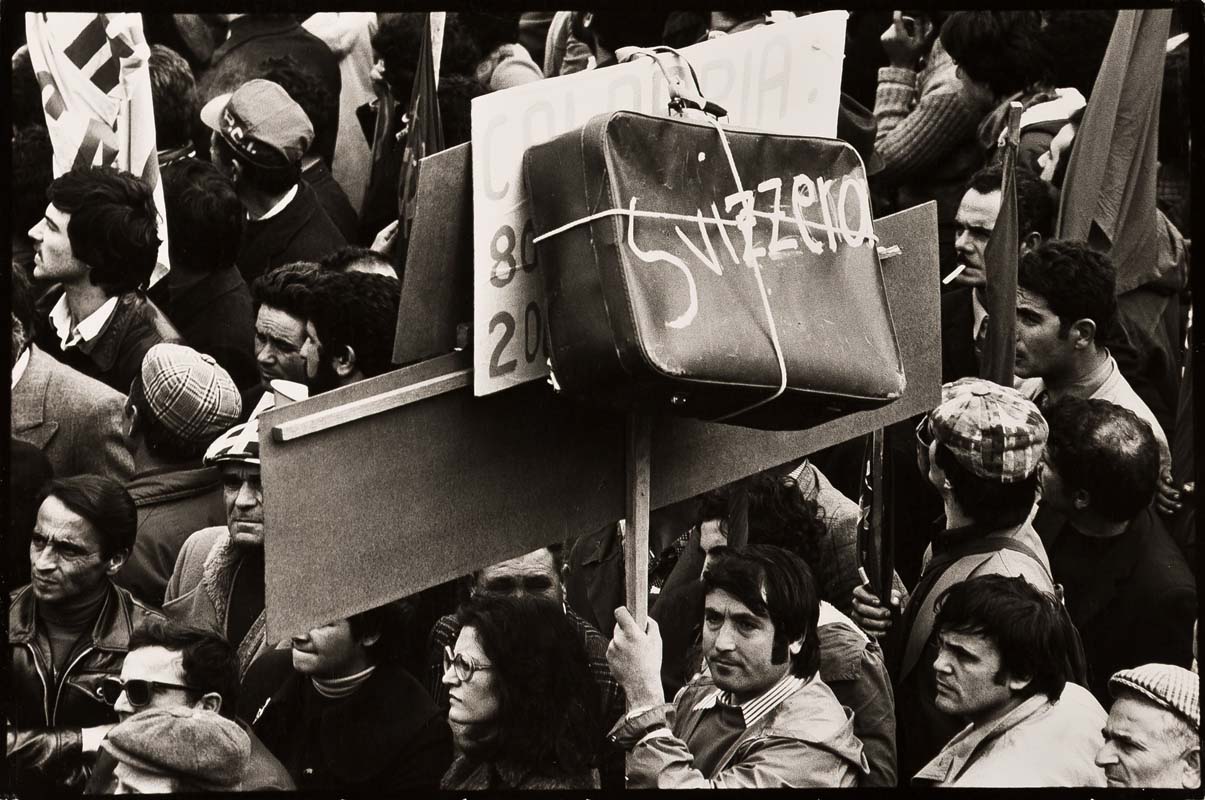 Mimmo Jodice
Napoli, Manifestazione a Piazza Garibaldi / Naples,
Demonstration in Piazza Garibaldi, 1967
Stampa ai sali d’argento / Gelatin silver print, 19,3 x 29 cm
© Mimmo Jodice