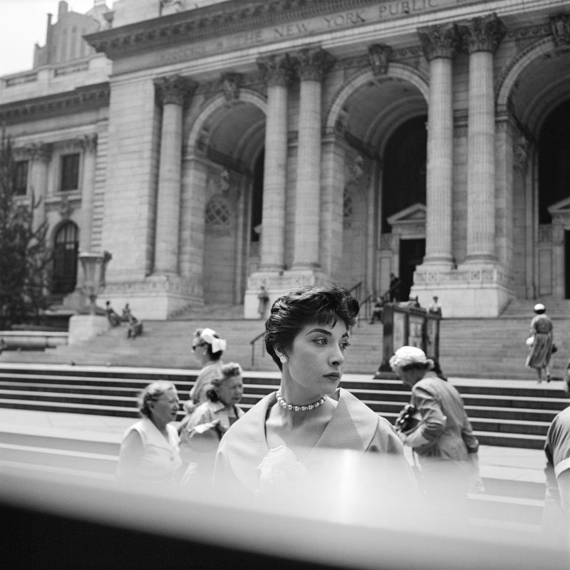 Vivian Maier, New York Public Library, New York, c. 1952 40x50 cm (16x20 inch.) Framed: 53,2x63,4 cm ©Estate of Vivian Maier, Courtesy of Maloof Collection and Howard Greenberg Gallery, NY