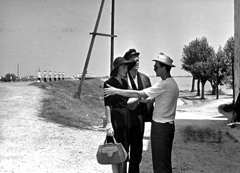 Ossessione di Luchino Visconti Clara Calami, Massimo Girotti e Luchino Visconti 1943, ph. Osvaldo Civirani 
