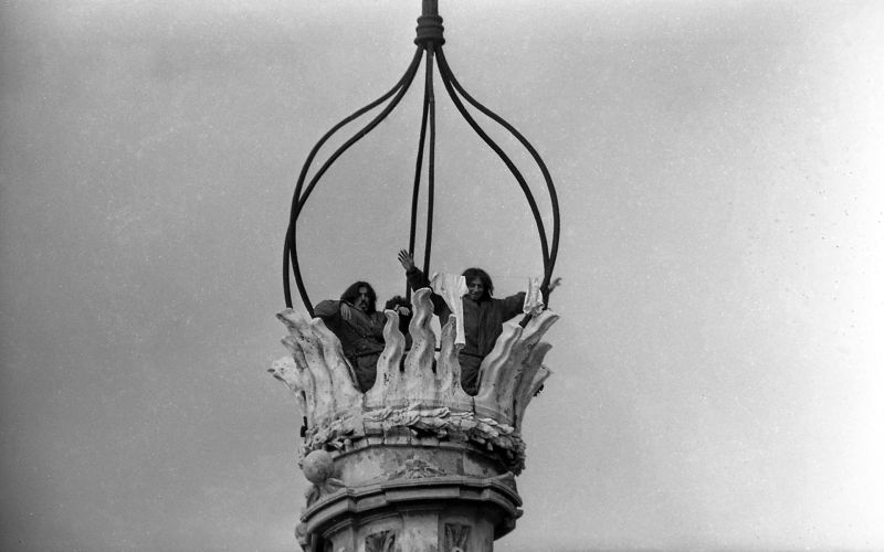studenti sulla cupola di S. Ivo alla Sapienza 20-2-1968 foto archivio Geppetti
