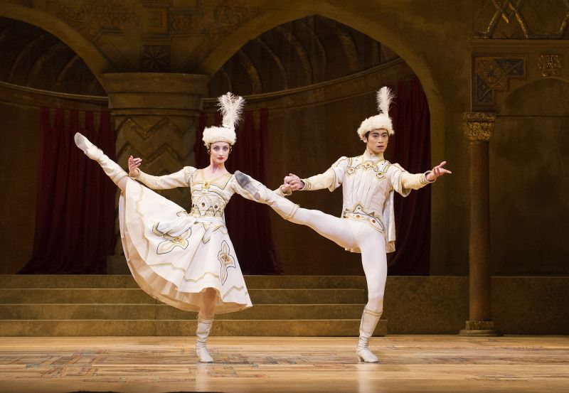 A scene from Raymonda Act lll part of The Triple Bill by The Royal Ballet @ The Royal Opera House (Opening 22-12-12) ©Tristram Kenton 12/12 (3 Raveley Street, LONDON NW5 2HX TEL 0207 267 5550 Mob 07973 617 355)email: tristram@tristramkenton.com