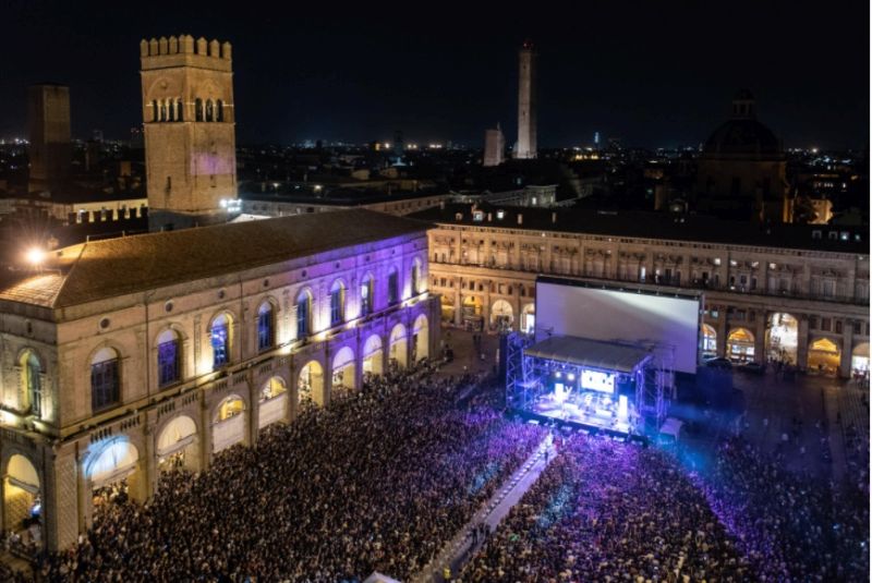 Piazza Maggiore a Bologna, il concerto de Lo Stato Sociale