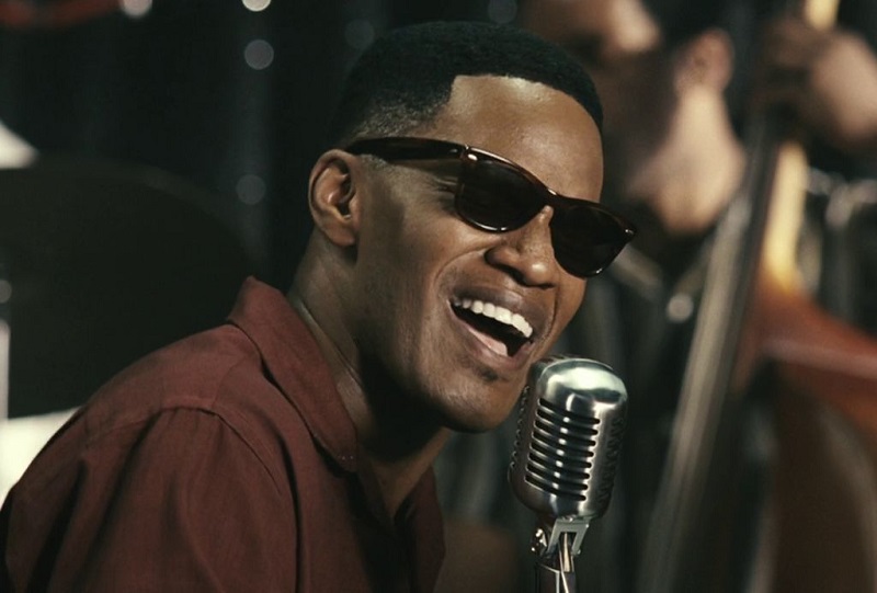 Jamie Foxx è Ray Charles in "Ray"