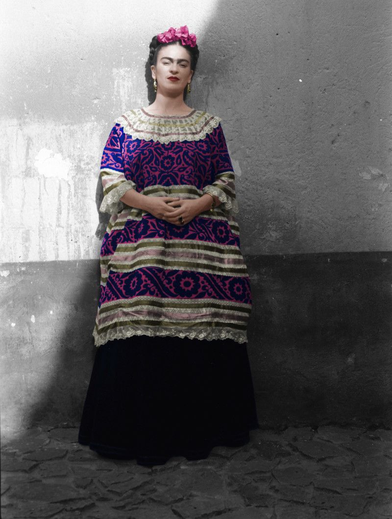 Leo Matiz Frida davanti la Casa Azul Coyoacàn, Città del Messico, 1944 Fotografia a colori © Fondazione Leo Matiz