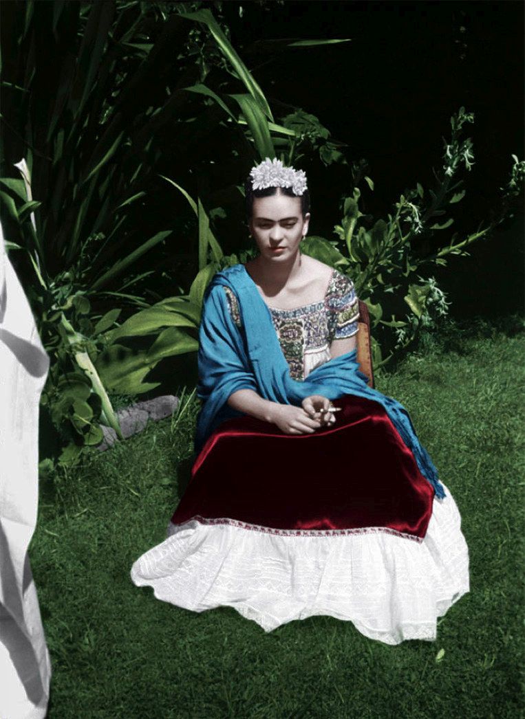 Leo Matiz - Frida seduta sull'erba