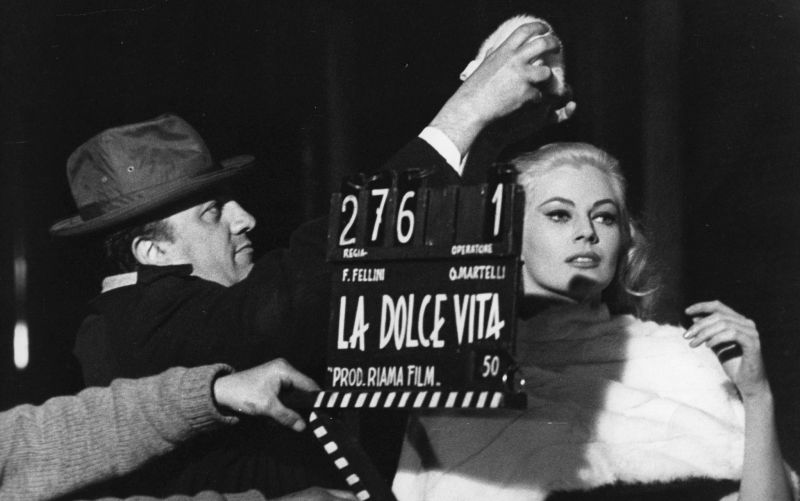 Federico Fellini sul set con Anita Ekberg (Giacomino Foto/Fotogramma)