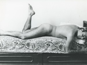 Achille Bonito Oliva nudo, foto di Sandro Giustibelli