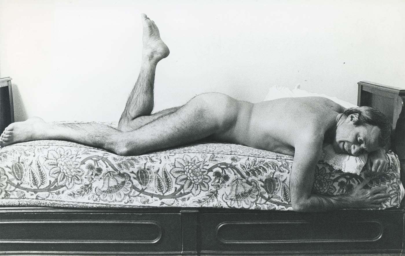 Achille Bonito Oliva nudo, foto di Sandro Giustibelli
