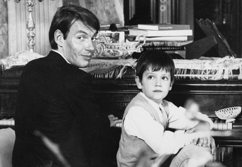 Il cantautore italiano Fabrizio De André, nella villa dei genitori, e il figlio Cristiano seduti al pianoforte. Genova, 1968 (foto Mondadori Portfolio Agenzia Pitre)