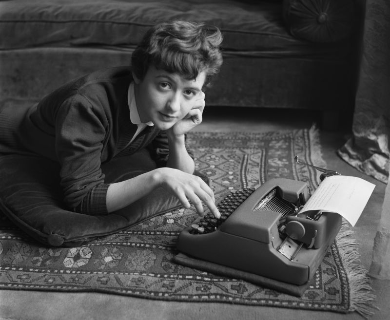 1954. La scrittrice Françoise Sagan. Parigi, Francia © Sabine Weiss