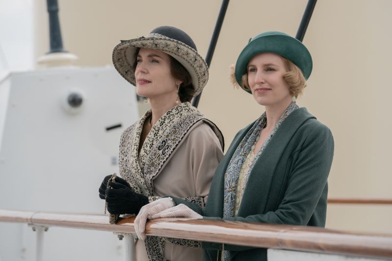 4178_D050_01042_RC2 Elizabeth McGovern stars as Cora Grantham and Laura Carmichael as Lady Edith Hexham in DOWNTON ABBEY: A New Era, a Focus Features release.   Credit: Ben Blackall / © 2022 Focus Features LLC