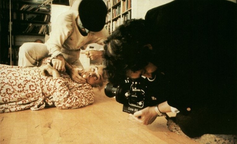 Kubrick mentre filma la sequenza dell'incursione a casa dello scrittore