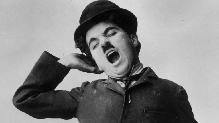 Charlie Chaplin nei panni di Charlot