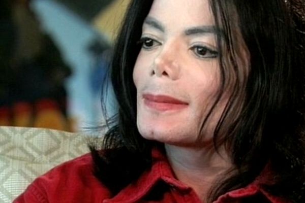 Jackson durante l'intervista con Bashir che fece scalpore ("Living With Michael Jackson", 2002)