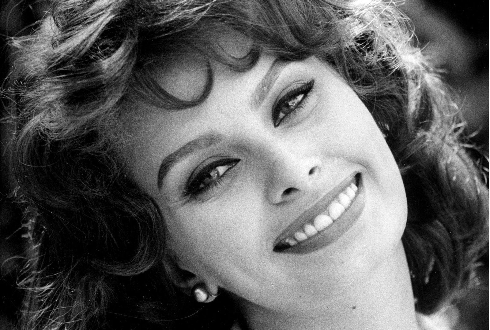Sophia Loren Wallpapers @ go4celebrity.com