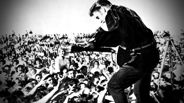 Elvis durante un concerto