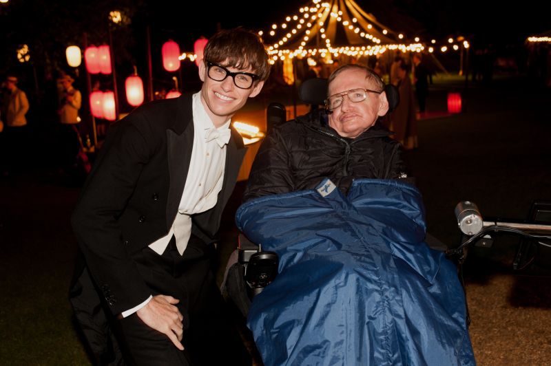 Redmayne con Stephen Hawking