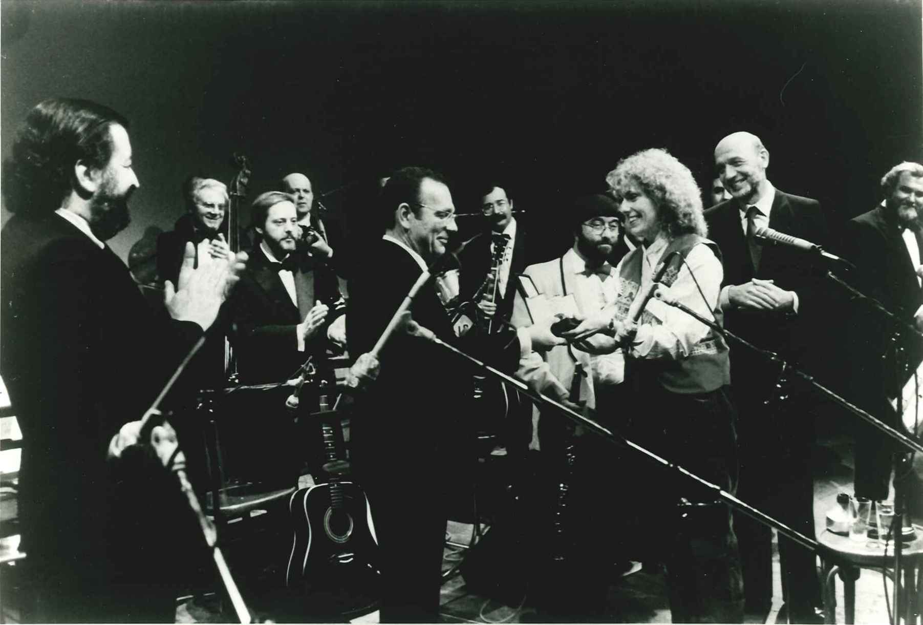 Bologna, 5 marzo 1983, consegna del “Nettuno d’oro” alla Band per il trentennale: il primo a sinistra è Pupi Avati