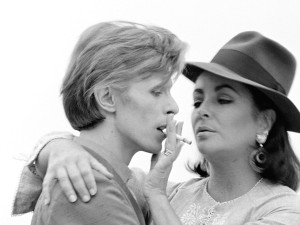 David Bowie ed Elizabeth Taylor. Los Angeles, 1975 © Iconic Images