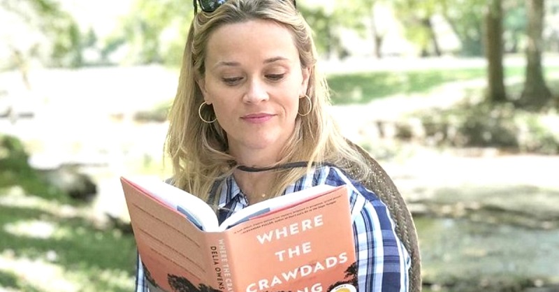 Reese Witherspoon legge il libro di Delia Owens
