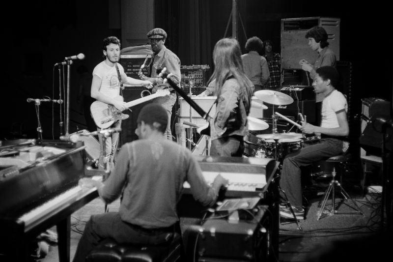 1974-soundcheck-at-the-Harvard-Square-Theatre®-Barry-Schneier