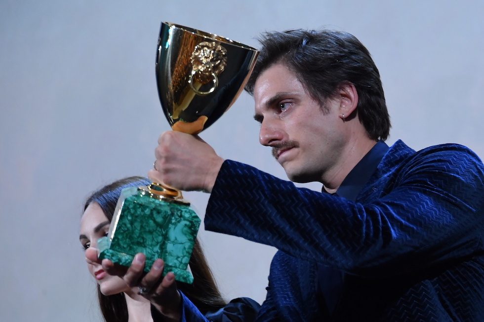 Luca Marinelli, vincitore della Coppa Volpi per la miglior interpretazione maschile, per il film Martin Eden (Gian Mattia D'Alberto - LaPresse)