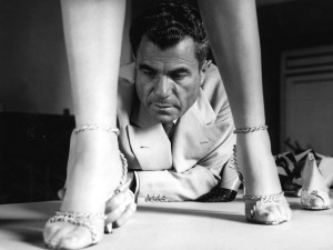 Salvatore Ferragamo testa il sandalo in oro a 18 kt su una modella, 1956. © Archivio Foto Locchi
