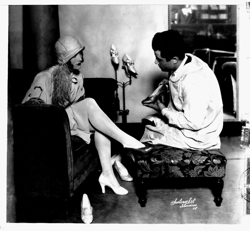 Salvatore Ferragamo con l'attrice Joan Crawford presso il suo negozio di Hollywood negli anni venti. © Museo Salvatore Ferragamo