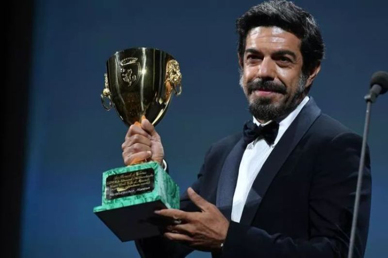 Pierfrancesco Favino premiato con la Coppa Volpi alla 77esima Mostra del Cinema di Venezia
