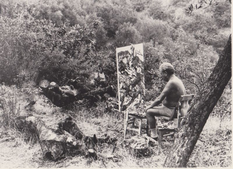 Levi mentre dipinge ad Alassio, 1960