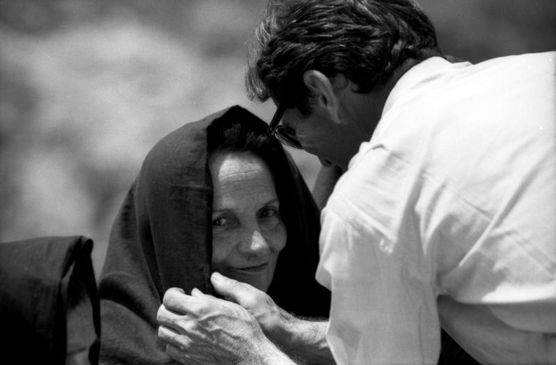 Pasolini con la madre Susanna sul set del Vangelo secondo Matteo 1964 © Cineteca di Bologna / Angelo Novi