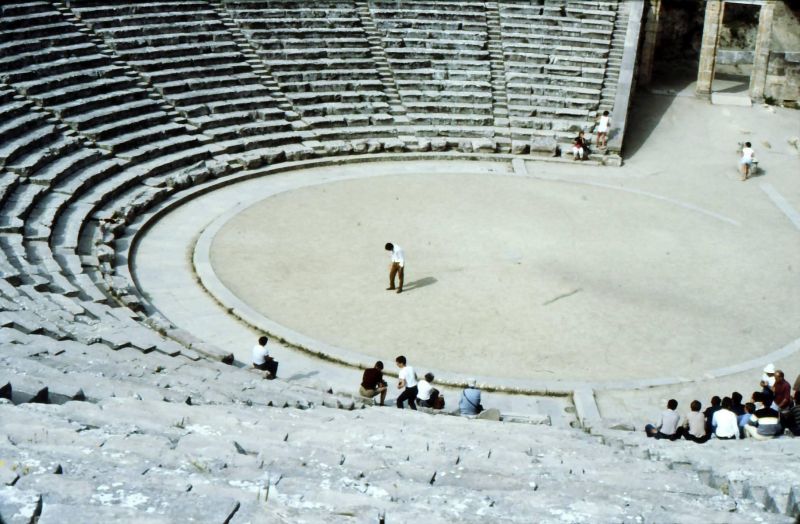 A Epidauro scatto di un turista durante il liceo mentre recitavo