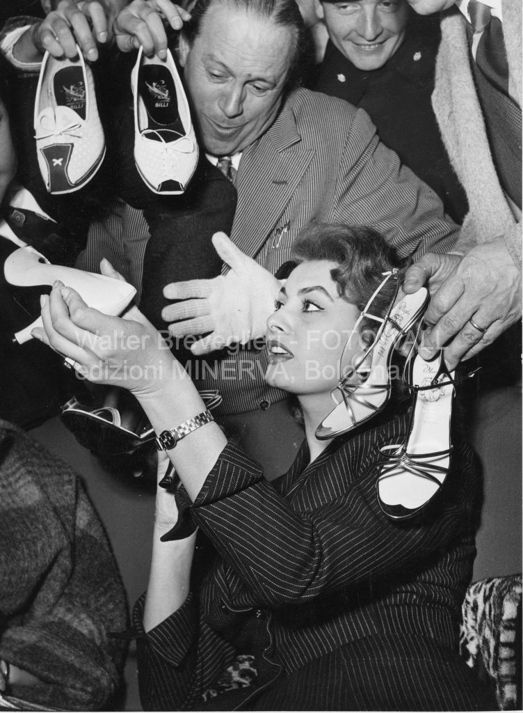 1955. Bologna. Sophia Loren a Palazzo Re Enzo per la mostra delle calzature © Archivio Fotografico Storico “FOTOWALL” di Walter Breveglieri; ed. MINERVA, Bologna